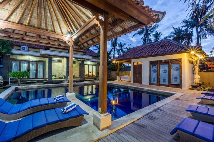 Hotel with Pool