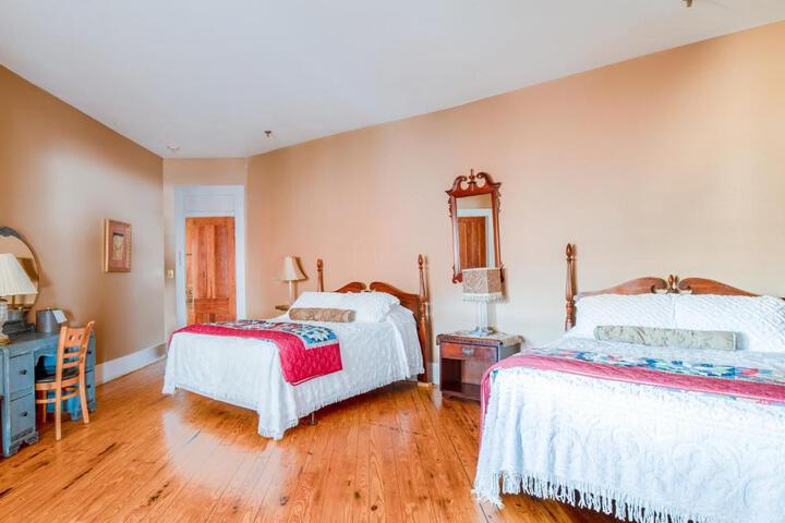 2 Double Beds (3 of 5)
