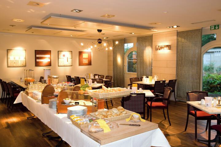 Dining 36 of 49