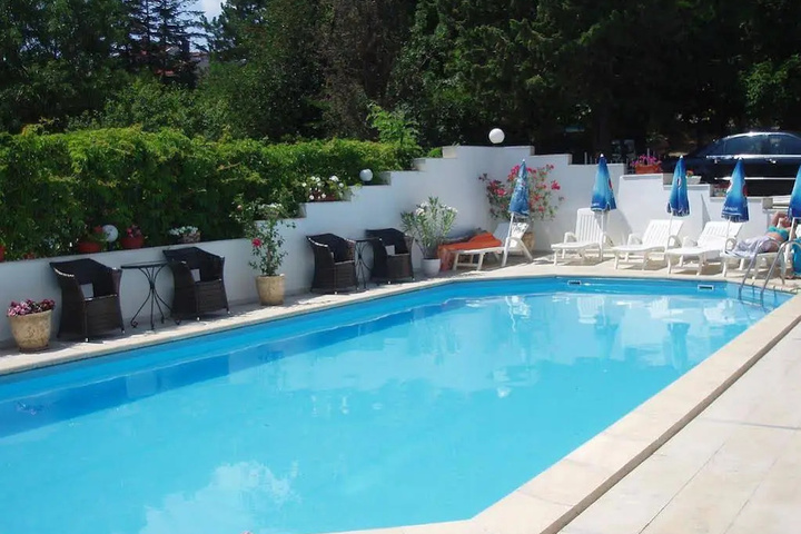Pool 10 of 13