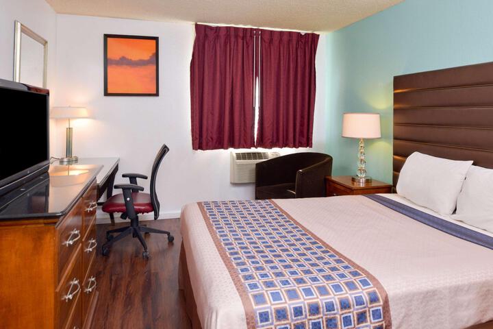 1 Queen Bed Micfridge (14 of 14)