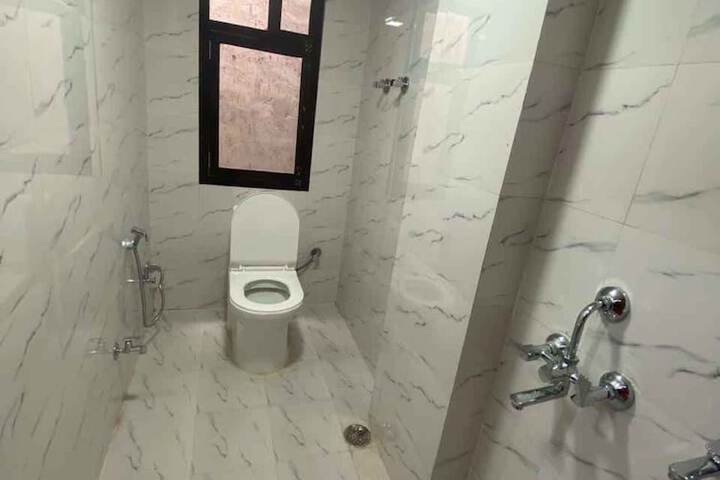 Room 4 of 5