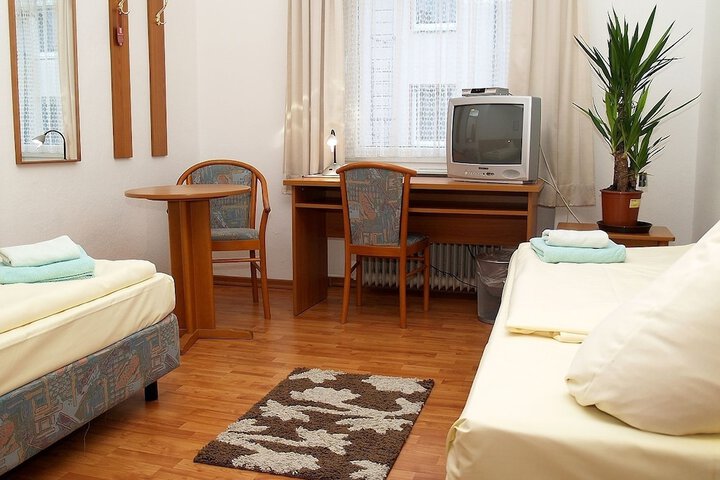 Room 6 of 42