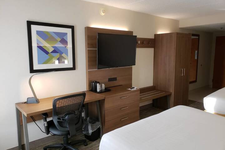 2 Queen Beds (1 of 10)
