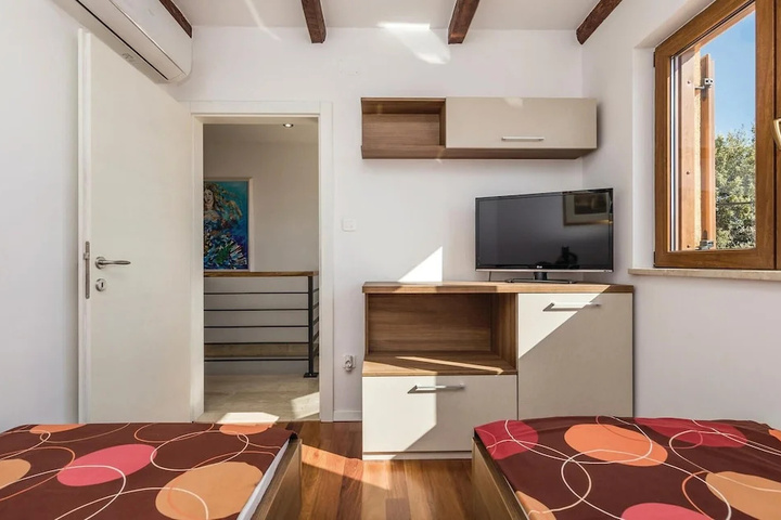 Room 5 of 22