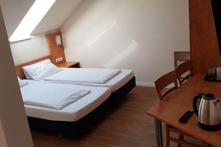 Room 6 of 18