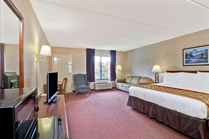 1 King Bed (5 of 13)