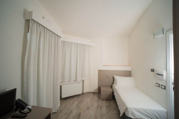 Room 12 of 34