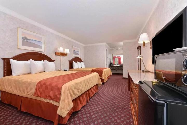 2 Queen Beds (6 of 7)
