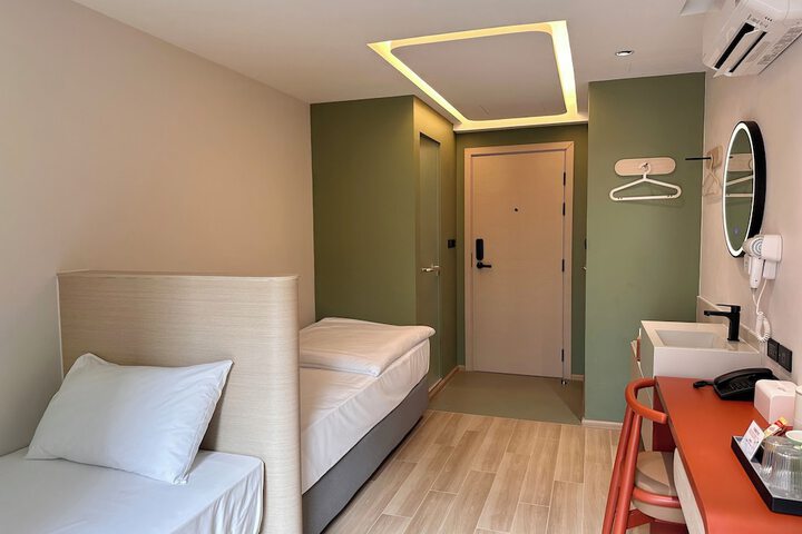 Room 19 of 79