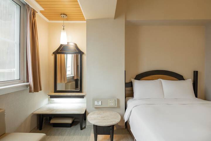 Room 11 of 21