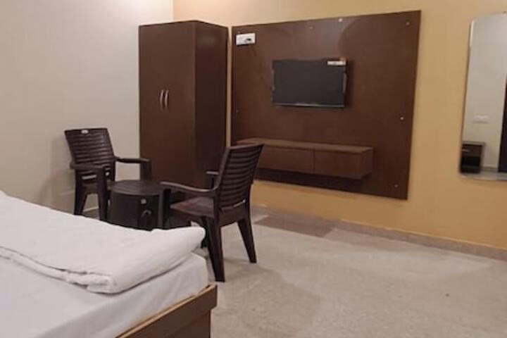 Room 5 of 9