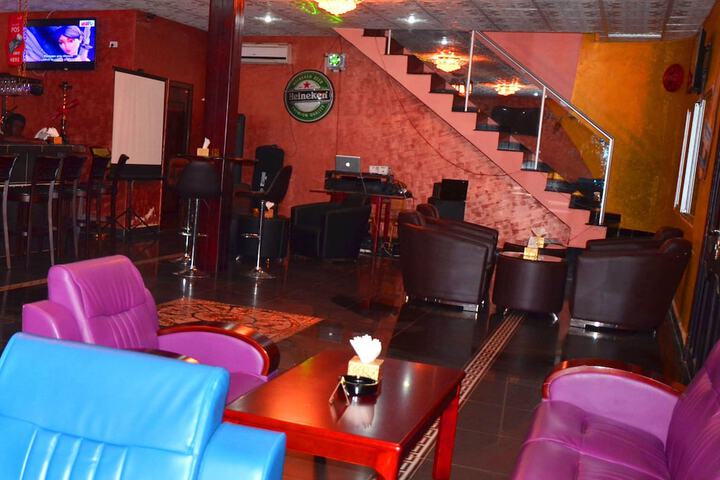 Lounge 16 of 23