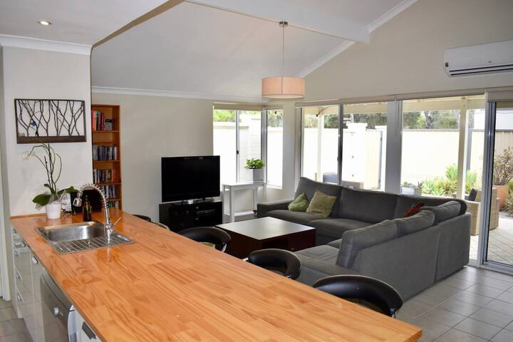 Spacious Home in Mount Hawthorn Next To Lake Monger