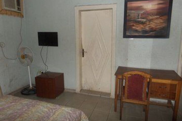 Room 8 of 28