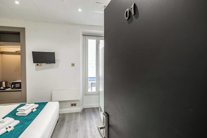 Room 2 of 10