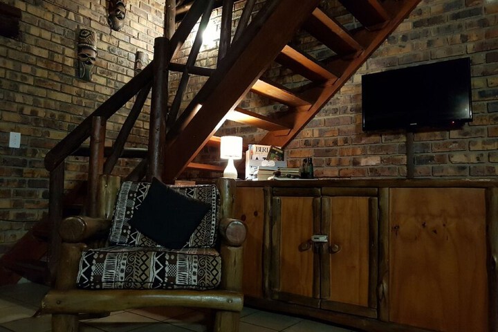 Lounge 21 of 56