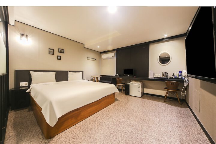 Room 10 of 42