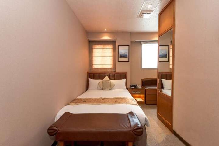 Room 16 of 33