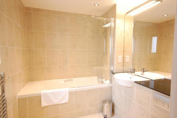 Room 4 of 7