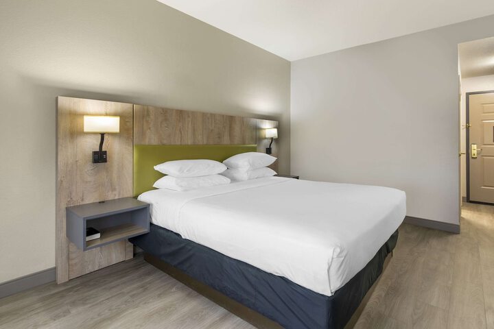 1 King Bed (3 of 14)