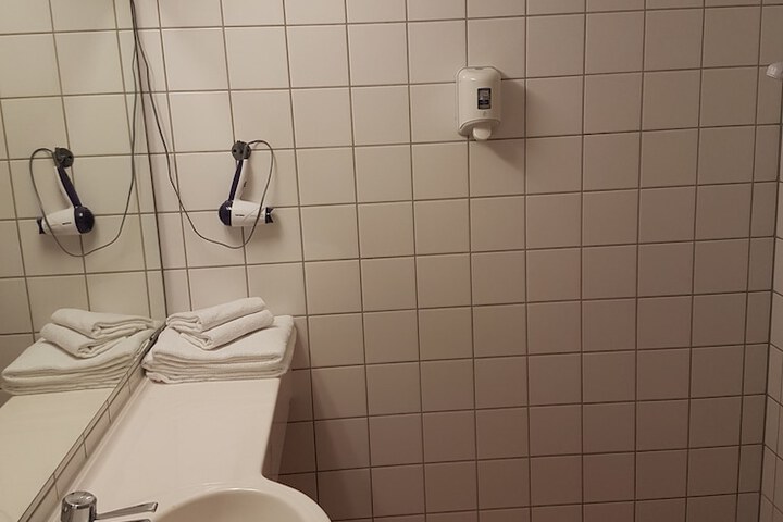 Room 12 of 33