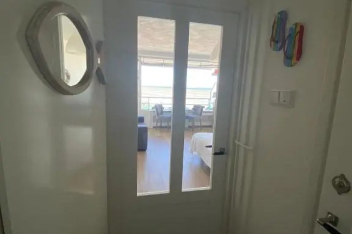 Room 6 of 9