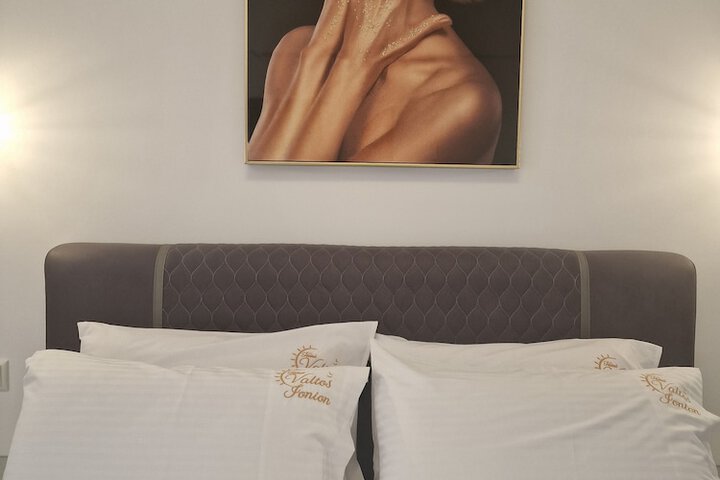 Room 6 of 25