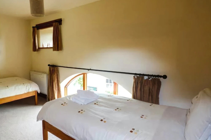 Room 4 of 12