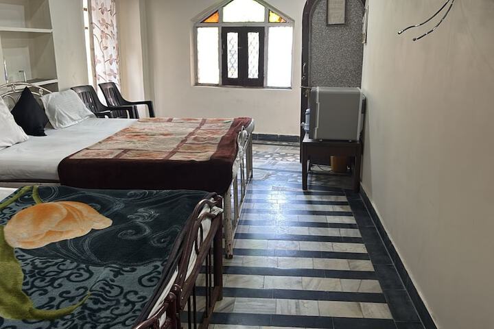 Room 6 of 16