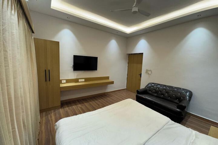 Room 3 of 47