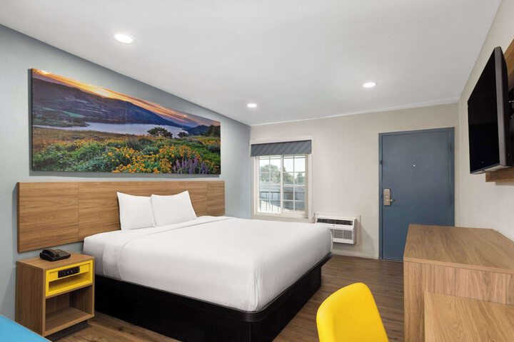 1 King Bed (3 of 7)