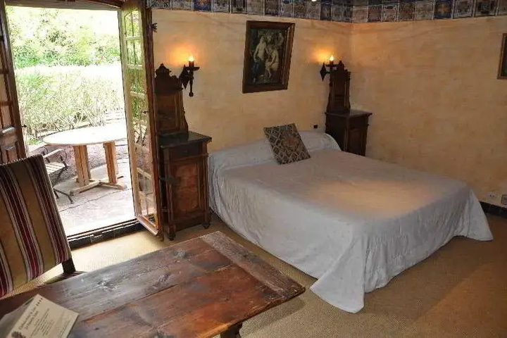 Room 9 of 13