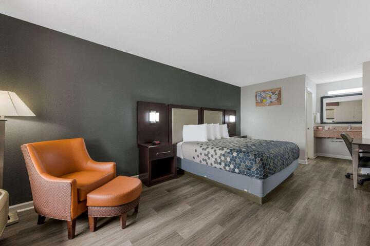 1 King Bed (20 of 24)