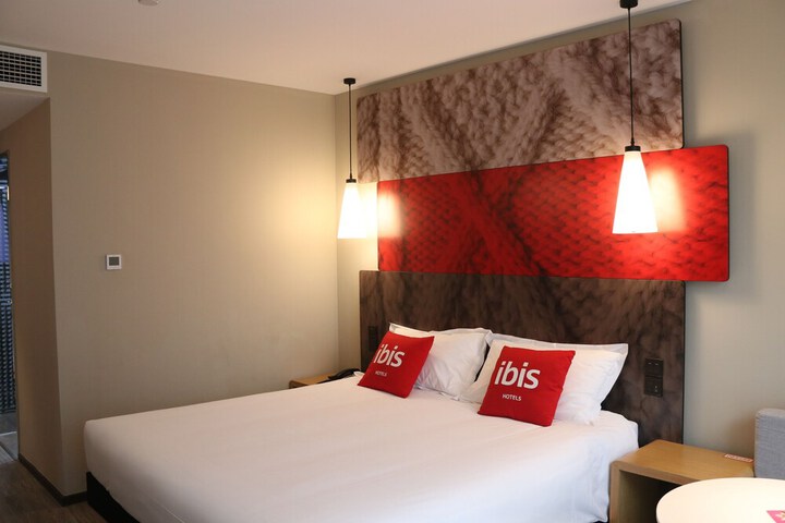 Room 9 of 37