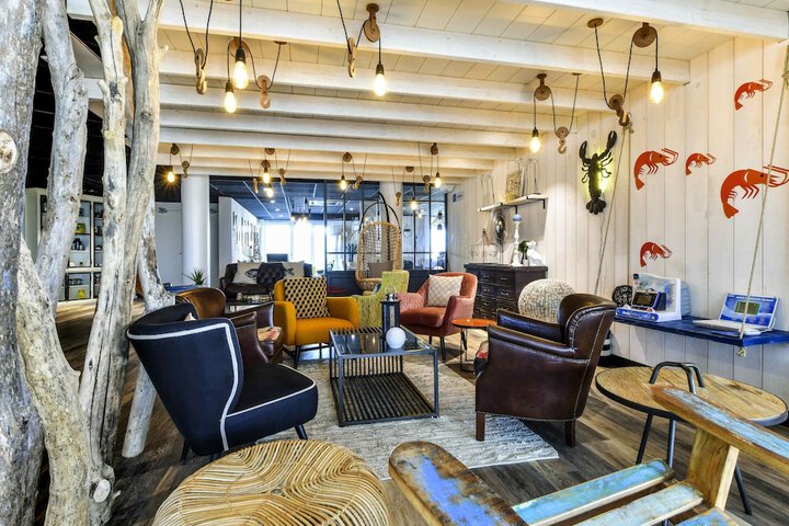 Lounge 53 of 65