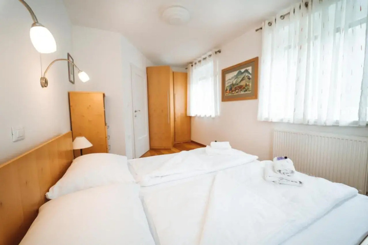 Room 5 of 12