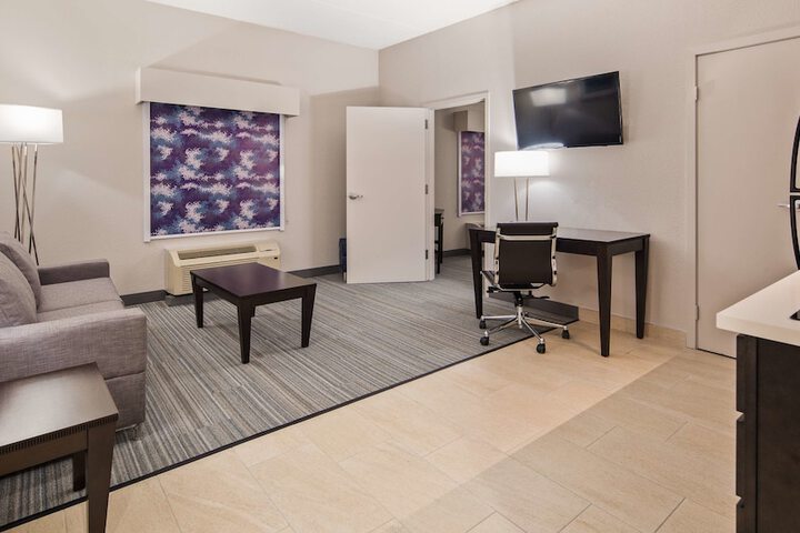 1 King Bed Microwave and Refrigerator Shower Only Full Breakfast (2 of 14)