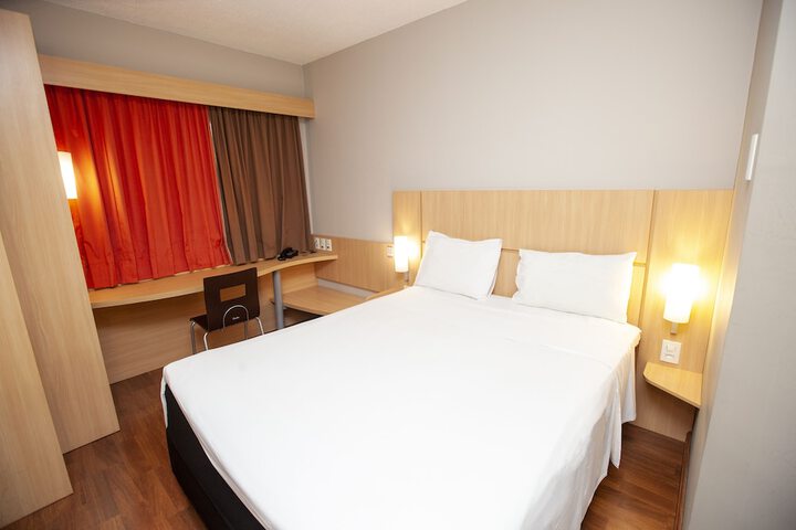 Room 5 of 82