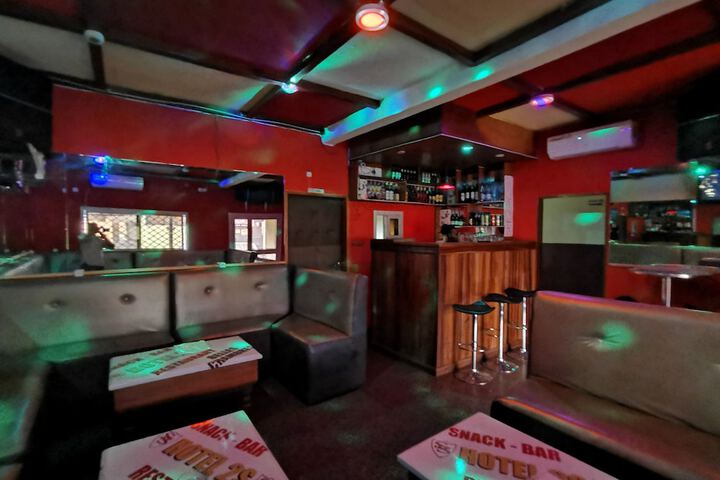 Lounge 21 of 24