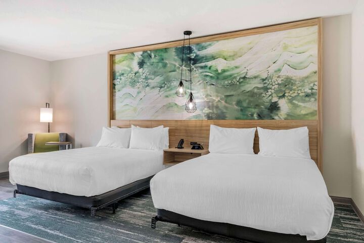 2 Queen Beds Bathtub (11 of 26)