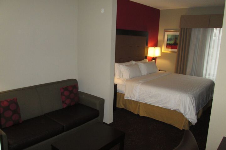 1 King Bed (3 of 32)