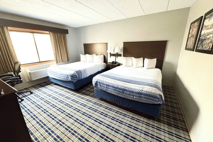 2 Queen Beds Mobility Accessible (6 of 13)