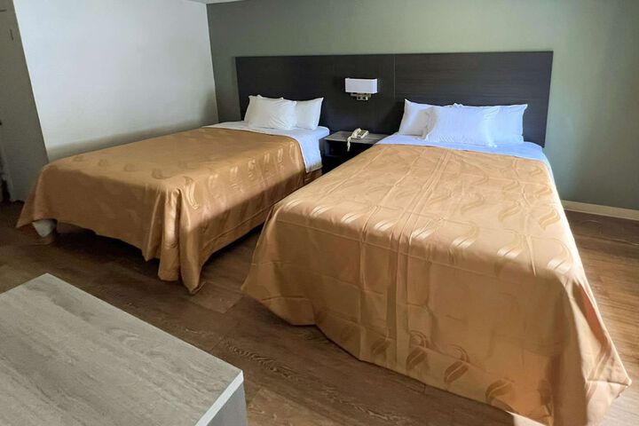 2 Double Beds (12 of 13)