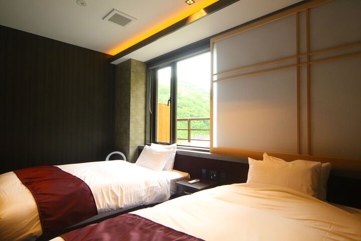 Room 30 of 102