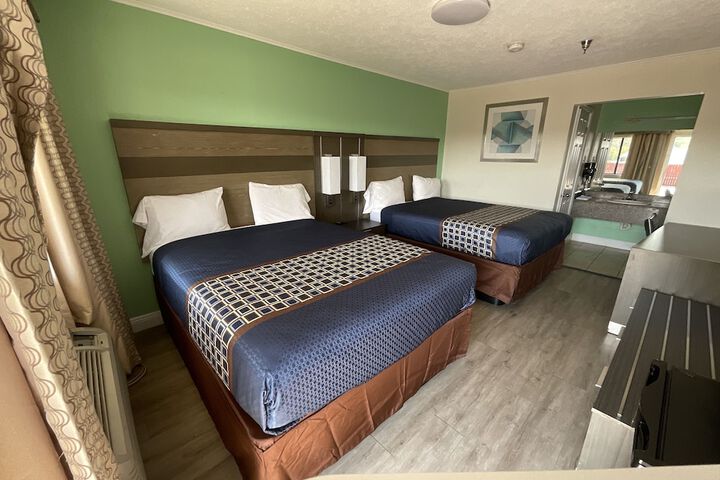 Room 6 of 18