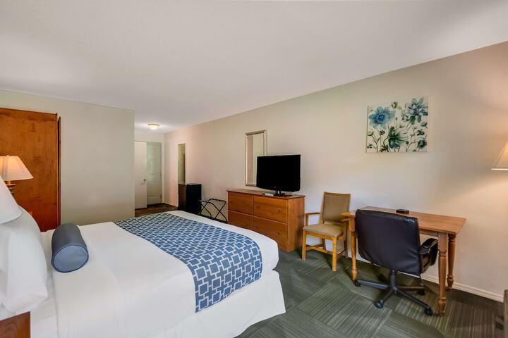 1 King Bed Mobility Accessible Communication Assistance Roll in Shower Full Breakfast (2 of 18)