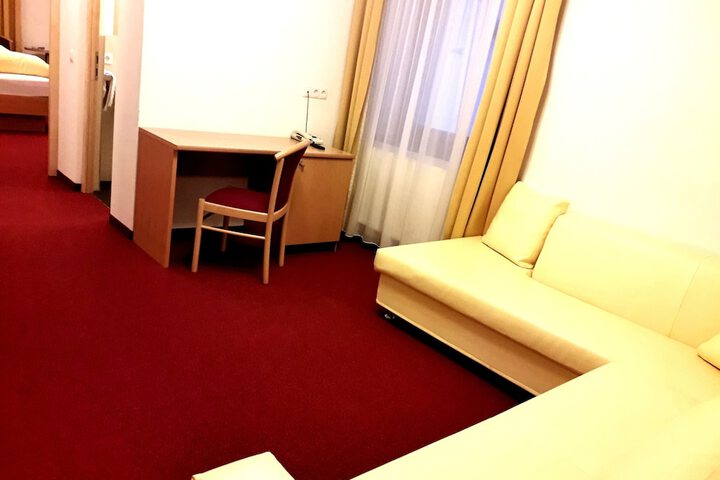 Room 6 of 83