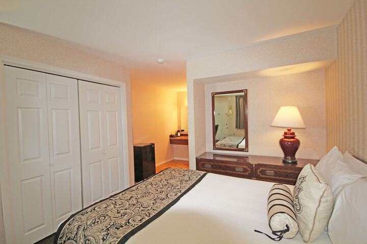 1 Queen Bed (8 of 14)