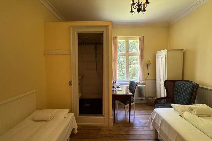 Room 4 of 77